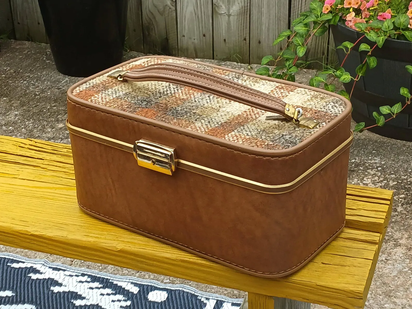 Vintage Lockable Faux Leather Cosmetic Train Case