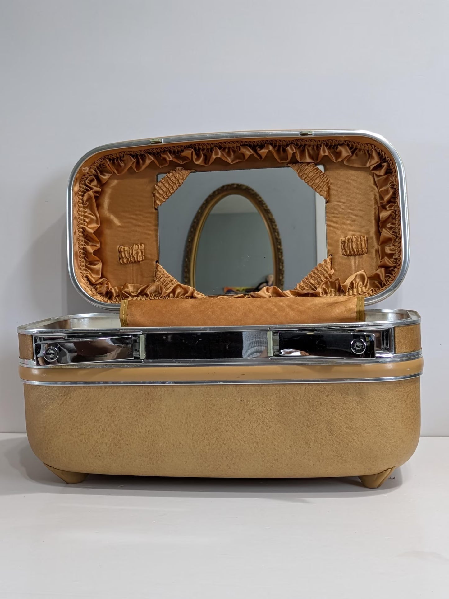 Vintage Tan Hard Shell Makeup Train Case